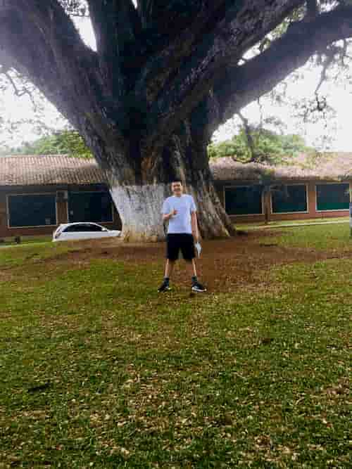 David Hurtado frente un árbol