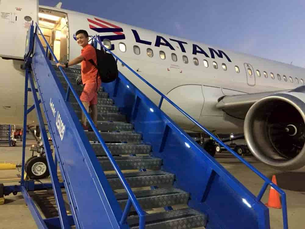 David Hurtado subiendo a un avión