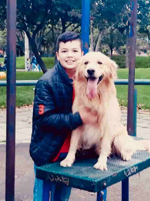 David Hurtado con un perrito