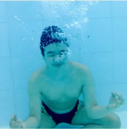 David Hurtado en la piscina